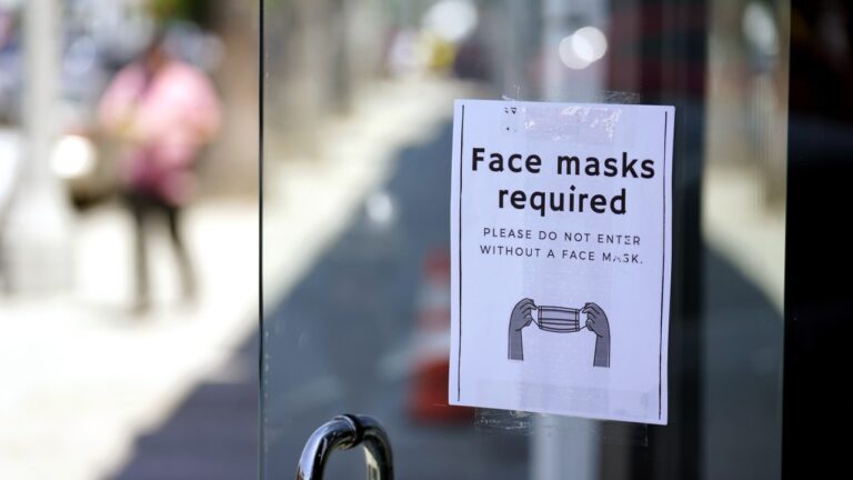 CDC recomienda uso de máscaras faciales aunque hayan sido vacunados