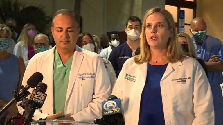 Docenas de médicos en el Condado Palm Beach piden a la comunidad que se vacunen