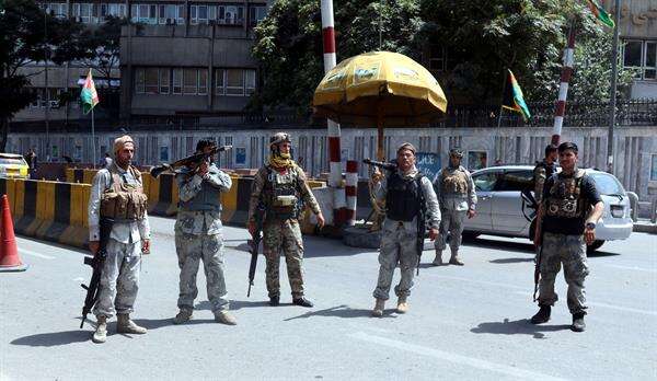 Talibanes entran en Kabul y el presidente afgano abandona el país