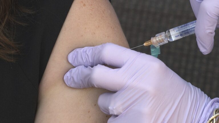 FDA emite completa aprobación de la vacuna Pfizer contra el COVID-19