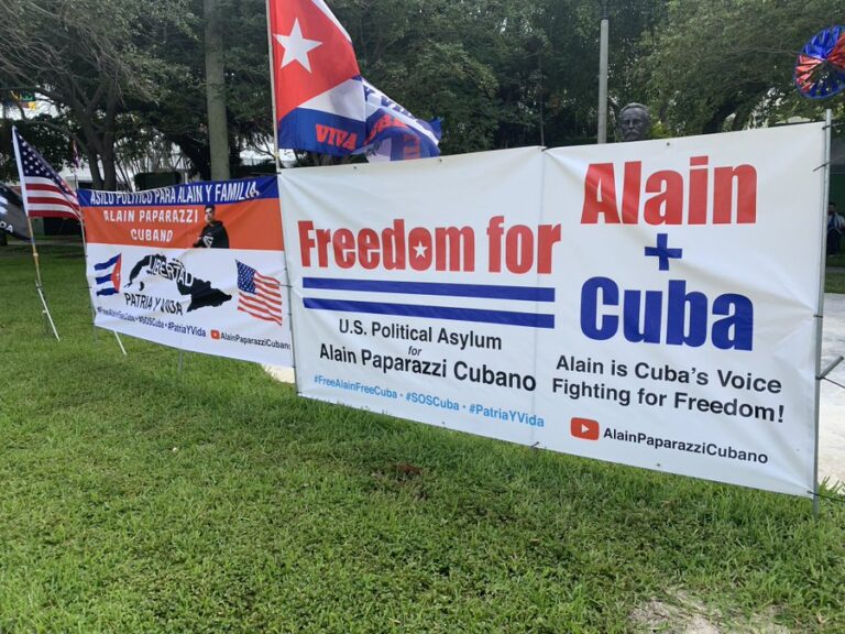 Cubanos en WPB piden asilo político para Alain Paparazzi, el YouTuber cubano