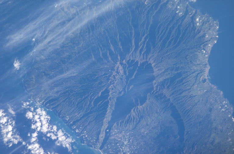 Se derrumba el cono principal del volcán Cumbre Vieja en La Palma, Islas Canarias