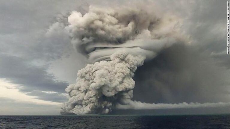 Alerta de tsunami para el Pacífico de los EE.UU. debido a una erupción volcánica en la isla Tonga