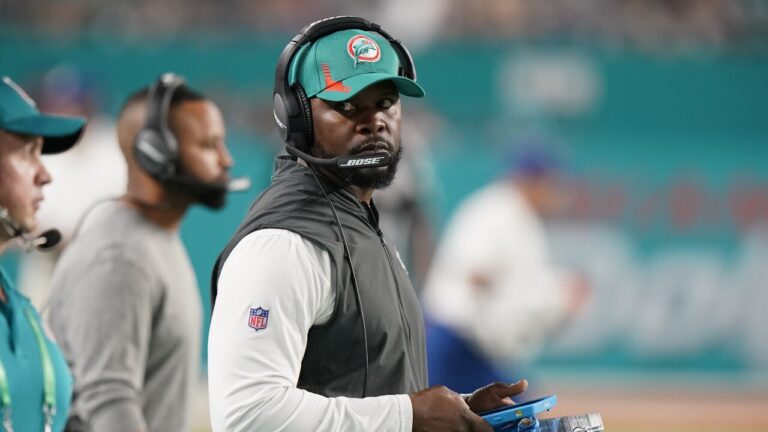 Brian Flores ex entrenador de los Miami Dolphins demanda judicialemente a la NFL  y tres equipos alengado prácticas discriminatorias
