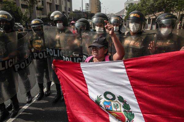 Miles de peruanos se tiran a la calle para pedir la renuncia del presidente Castillo