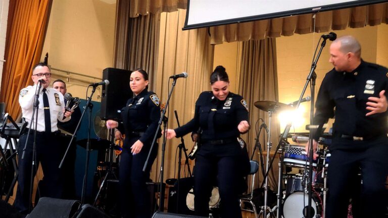 Una banda de la policía neoyorquina lleva la salsa a las escuelas del Bronx