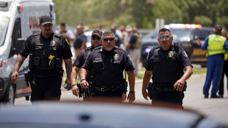 Autoridades locales reaccionan ante la masacre sucedida en una escuela elemental de Texas