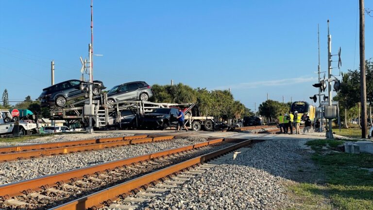Choca un tren Brightline con un camión tráiler en Lantana