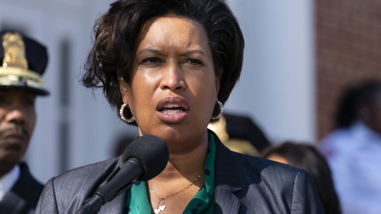 Alcaldesa de D.C. pide ayuda a la Guardia Nacional, por la crisis de migrantes en la ciudad