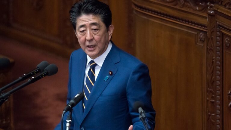 Shinzo Abe, ex primer ministro de Japán, muere asesinado durante un discurso de campaña