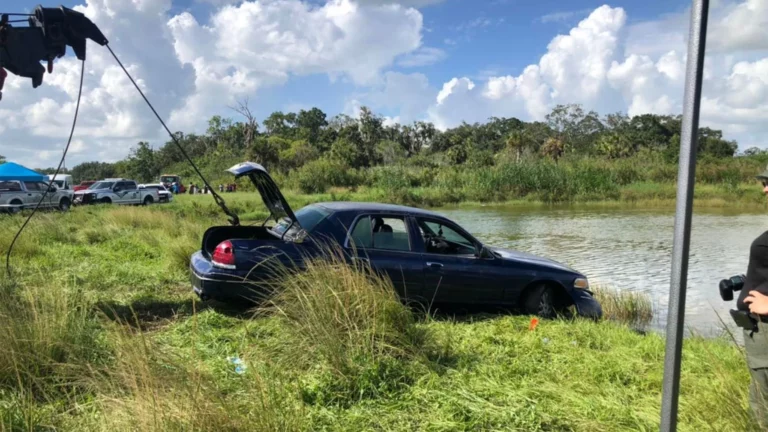 Recobran auto sumergido en estanque del Condado Martin, donde dos personas perdieron la vida