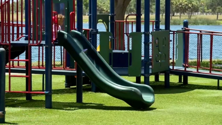 No se permitirán adultos sin niños en parques infantiles del Condado Palm Beach