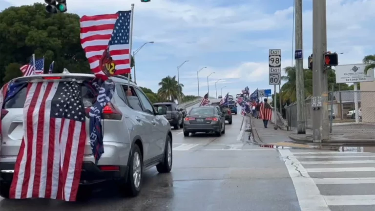 Cientos de participantes manifestaron en Palm Beach apoyo al ex presidente Donald Trump