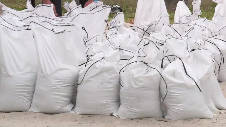 Condado Okeechobee ofrece bolsas de arena a residentes en preparación al huracán Ian