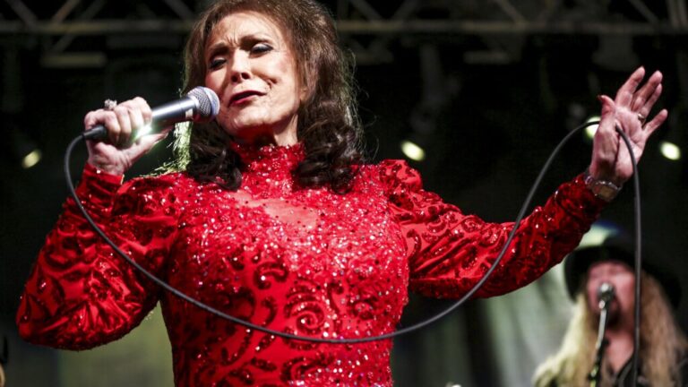 Muere Loretta Lynn la cantante de música country  a los 90 años