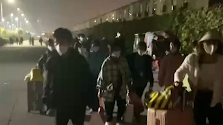 Policía china golpea a empleados que protestaban en fábrica de ensamblaje de smartphones