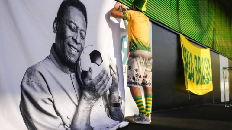 Pelé el famoso jugador de balompié, falleció a los 82 años de edad, víctima de cáncer