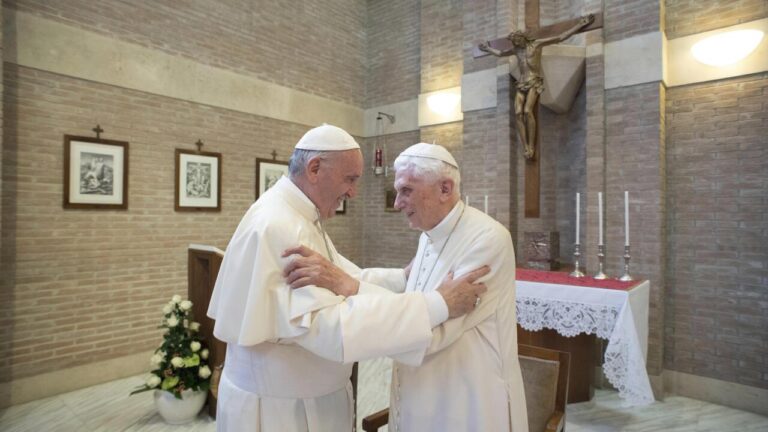 Se deteriora la salud del Papa emérito Benedict XVI, el Papa Francisco piden oren por él