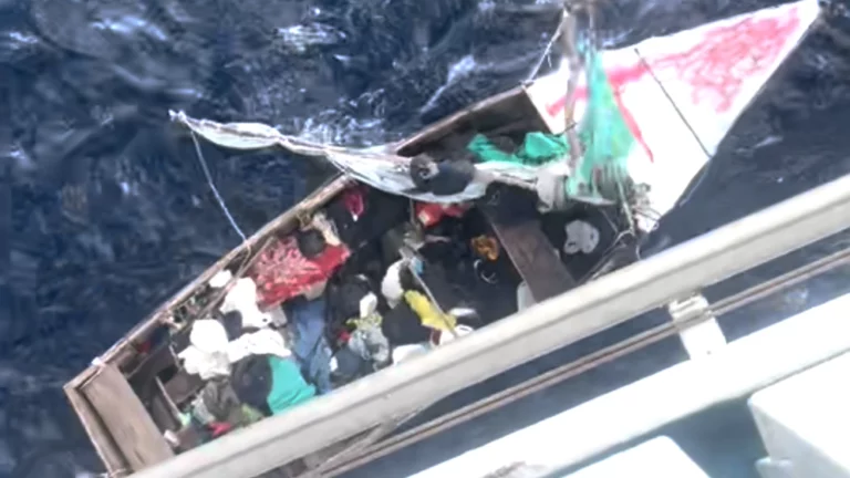 Barco crucero en ruta a las Bahamas, rescata a 17 inmigrantes cubanos a la deriva