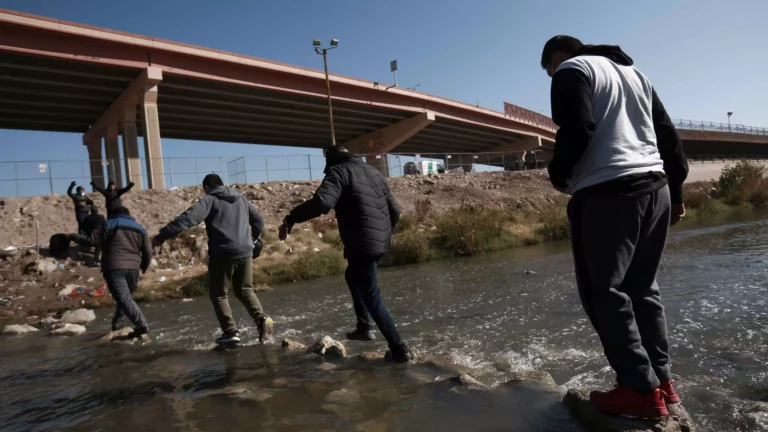 Migrantes hablan de la odisea que sufren en la travesía para cruzar la fontera