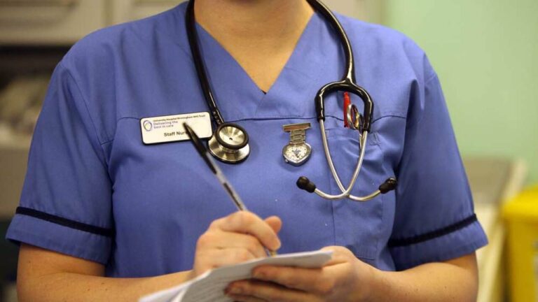 Acusan tres escuelas de enfermeras en el sur de la Florida de emitir títulos de enfermería falsos