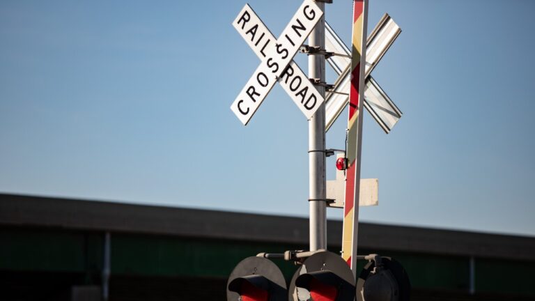 Malfuncionamiento en las paradas de cruces de trenes de CSX causa demoras en downtow WPB