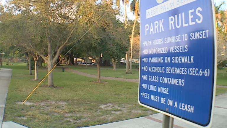 Un hispano es hallado muerto dentro de un auto en un parque de West Palm Beach