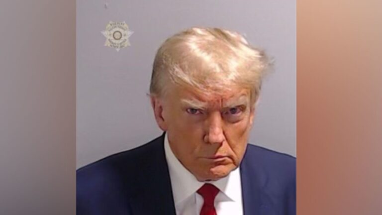 La foto policial de Donald Trump se convierte en aumento de dinero de campana