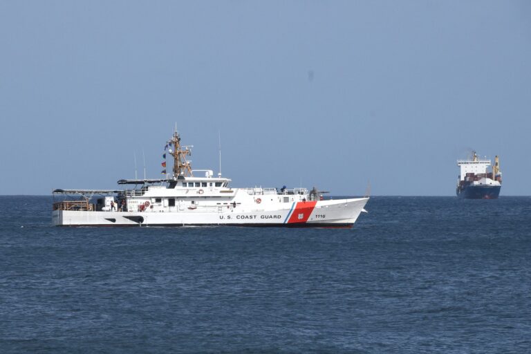 La Guardia Costera, los guardaparques y el ferry M/F Kydon rescatan a 6 personas después de que un barco de migrantes volcara frente a la isla de Mona, Puerto Rico