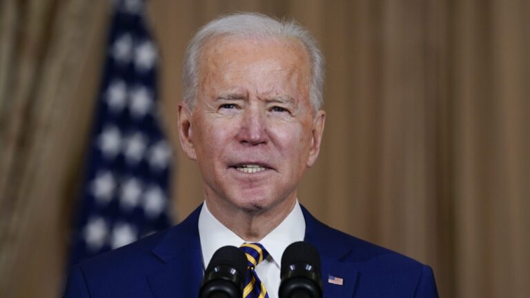 El presidente Biden indulta a miles de personas condenadas por cargos de marihuana en tierras federales y en Washington