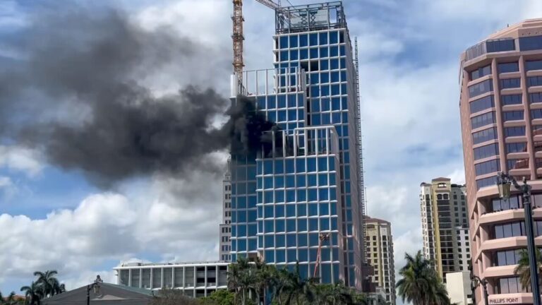 Se incendia un edificio de gran altura en construcción en el centro de West Palm Beach