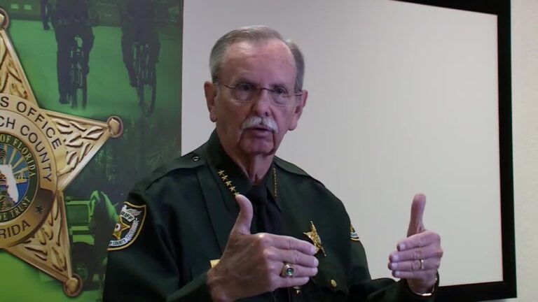 El sheriff del condado de Palm Beach critica al gobierno federal por poner en peligro al pueblo estadounidense con la seguridad en la frontera