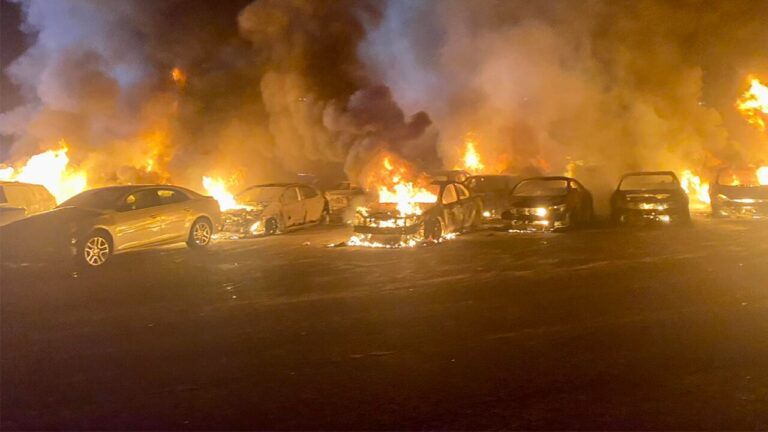 Docenas de vehículos dañados o destruidos en incendio en lote de autos al oeste de Júpiter.